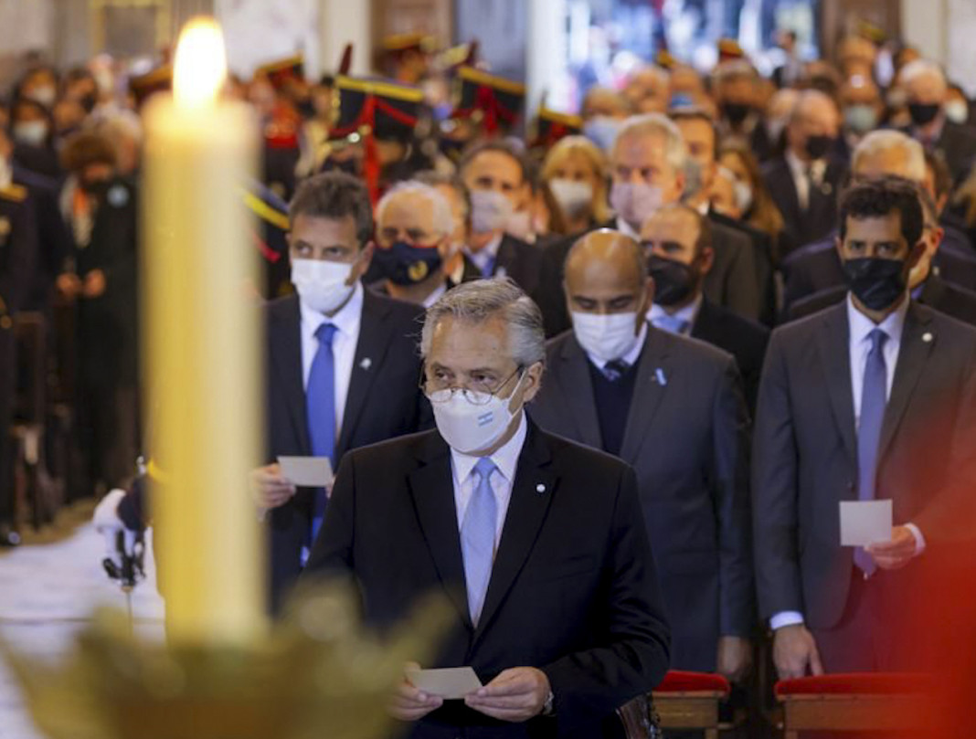 El presidente Alberto Fernández y su Gabinete estuvieron presentes en la Catedral Metropolitana por la tradicional ceremonia del Tedeum del 25 de mayo - Foto: NA