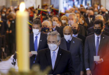 DESHONESTOS, COBARDES Y MENTIROSOS El presidente Alberto Fernández y su Gabinete estuvieron presentes en la Catedral Metropolitana por la tradicional ceremonia del Tedeum del 25 de mayo - Foto: NA