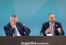 El Gobierno espera inversiones por US$40.000 millones hasta 2026 por la flexibilización del cepo a petroleras El presidente Alberto Fernández junto al Ministro de economía Martín Guzmán - Foto: NA