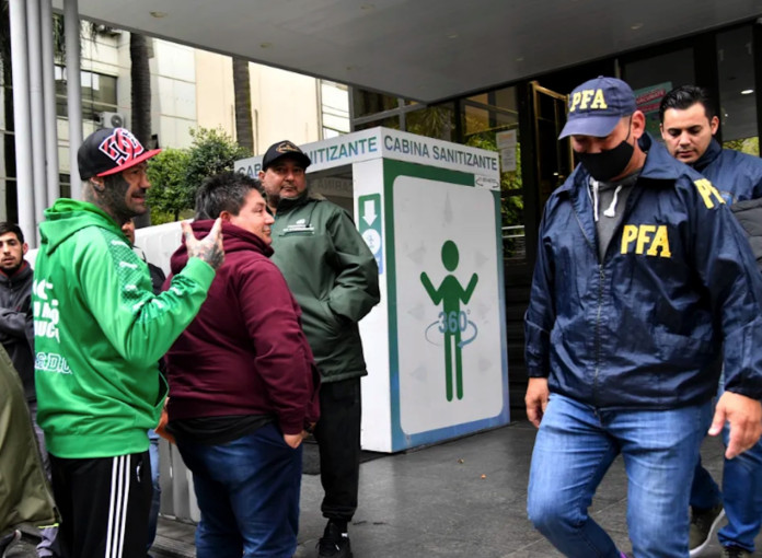 Allanamiento en la sede de Camioneros - Foto