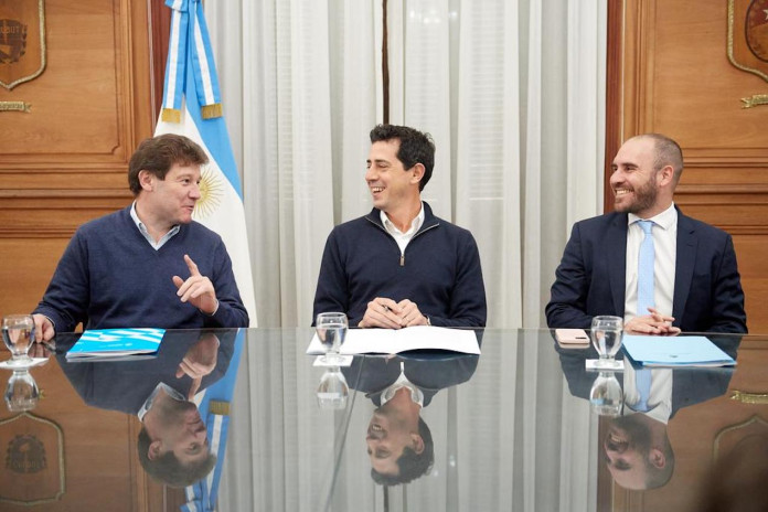 Los Ministros Wado de Pedro y Martín Guzmán junto al Gobernador de Tierra del Fuego Gustavo Melella - Foto: NA