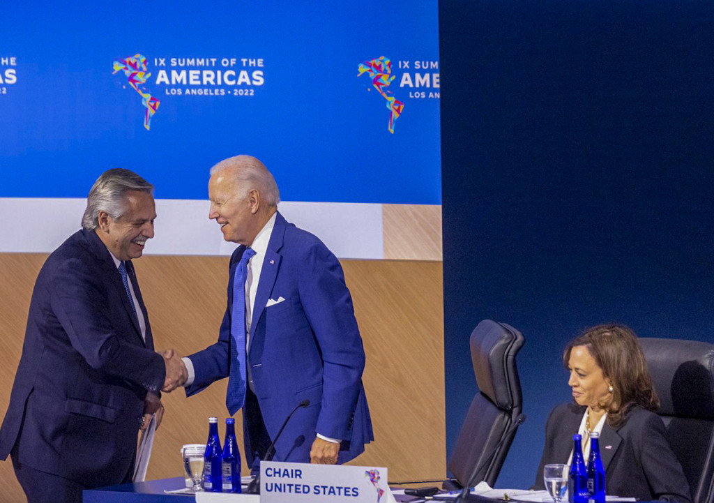 Alberto Fernández saluda al presidente de Estados Unidos Joe Biden - Foto: NA