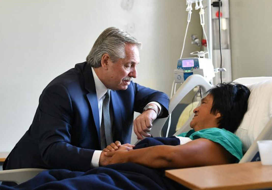 Alberto Fernández junto a Milagro Sala en la Clínica que esta internada en Jujuy - Foto: NA