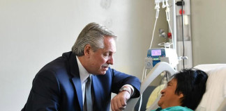 Alberto Fernández junto a Milagro Sala en la Clínica que esta internada en Jujuy - Foto: NA