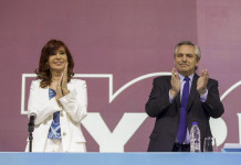Cristina Kirchner junto a Alberto Fernández en el acto por los 100 años de YPF - Foto: NA