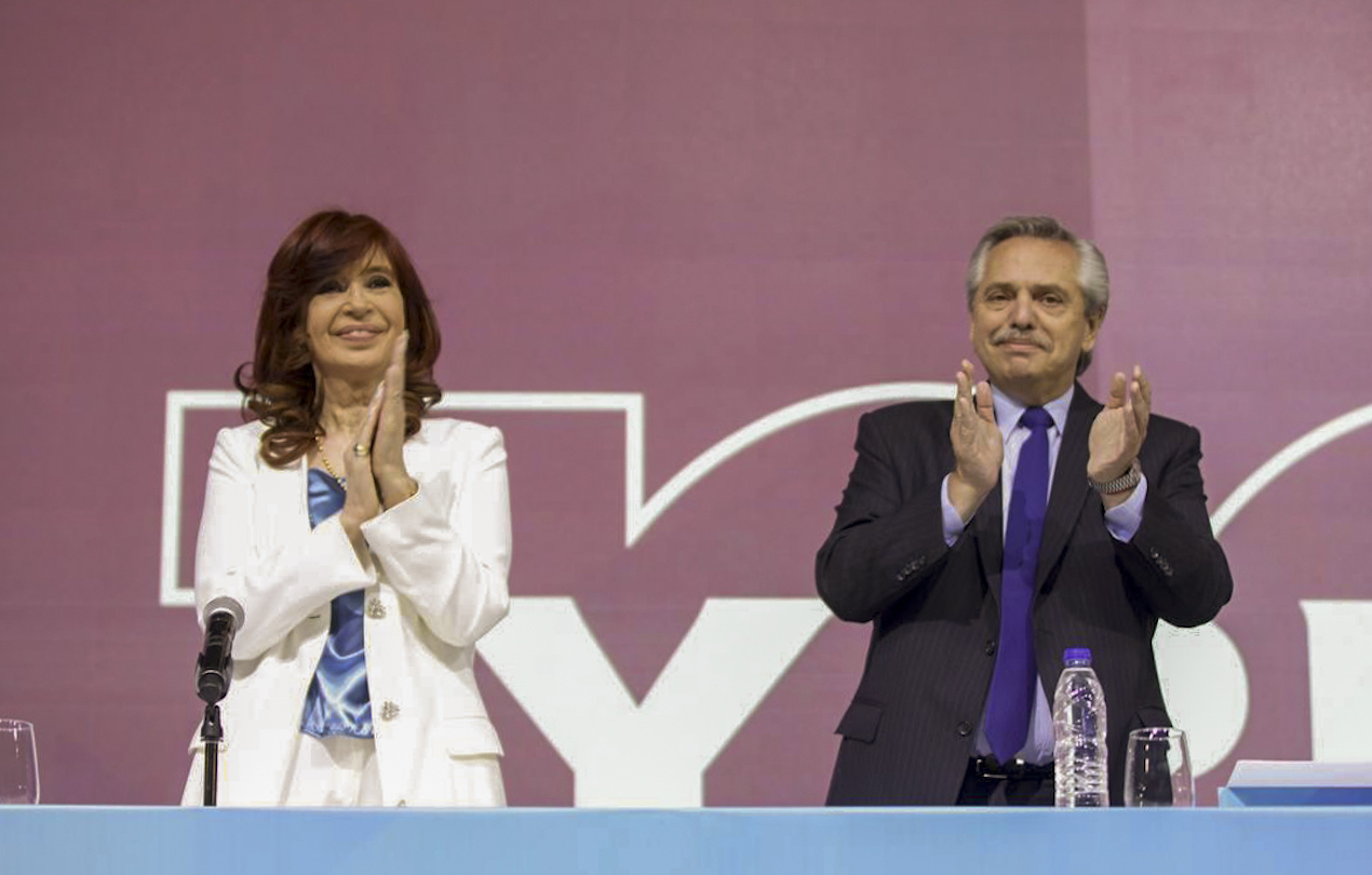 Cristina Kirchner junto a Alberto Fernández en el acto por los 100 años de YPF - Foto: NA