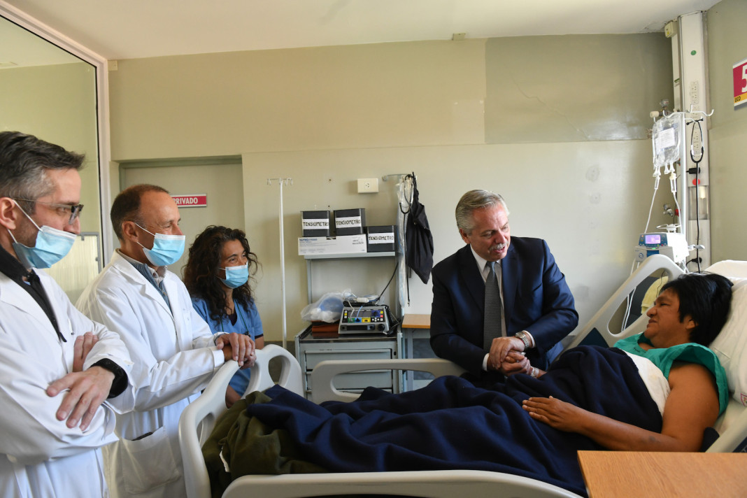 Alberto Fernández junto a Milagro Sala en la Clínica que esta internada en Jujuy - Foto: NA