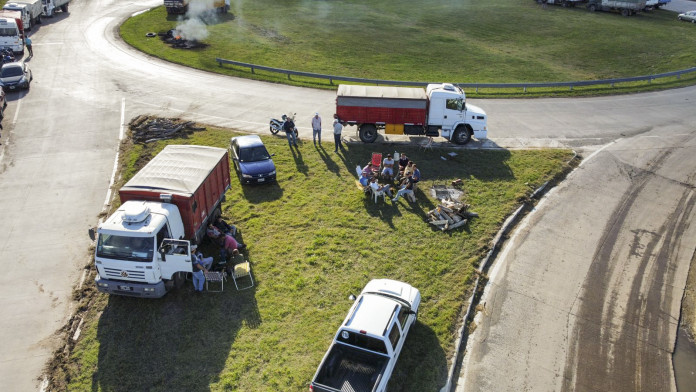 Comenzó un paro nacional de transportistas y hay bloqueos en las rutas