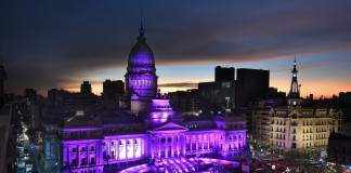 Marcha Ni Una Menos el congreso de ilumino de violeta - Foto: NA