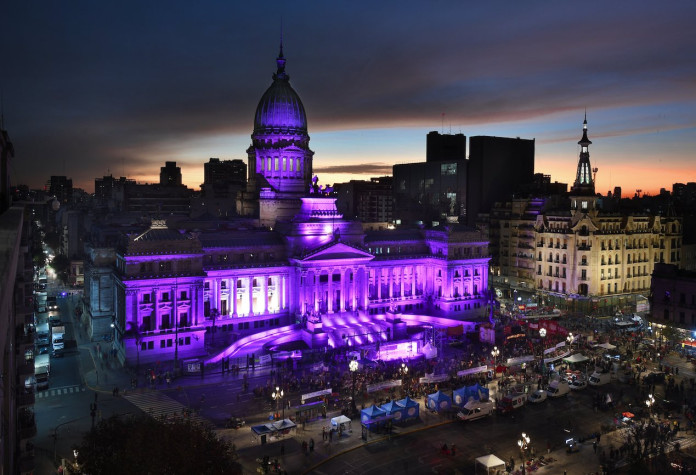 Marcha Ni Una Menos el congreso de ilumino de violeta - Foto: NA