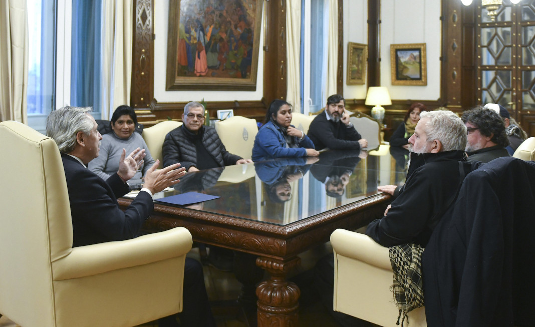 El presidente Alberto Fernández junto a organizaciones sociales afines al gobierno - Foto: NA