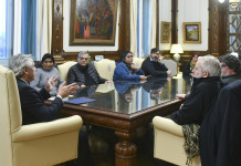 Así te roban la plata la delincuencia piquetera: el uso de la pobreza y el “vamos y vamos” con el gobierno nacional El presidente Alberto Fernández junto a organizaciones sociales afines al gobierno - Foto: NA