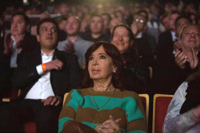La vicepresidenta Cristina Fernández de Kirchner en la inauguración de un cine en El Calafate - Foto: NA