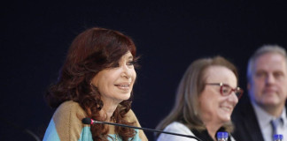 La vicepresidenta Cristina Fernández de Kirchner en la inauguración de un cine en El Calafate - Foto: NA
