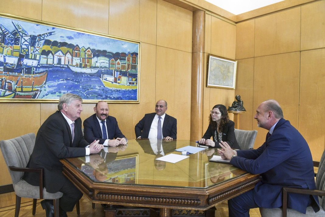La ministra de economía, Silvina Batakis, y el jefe de gabinete, Juan Manzur, se reunieron con los gobernadores de Santa Fe, La Pampa y Formosa - Foto: NA