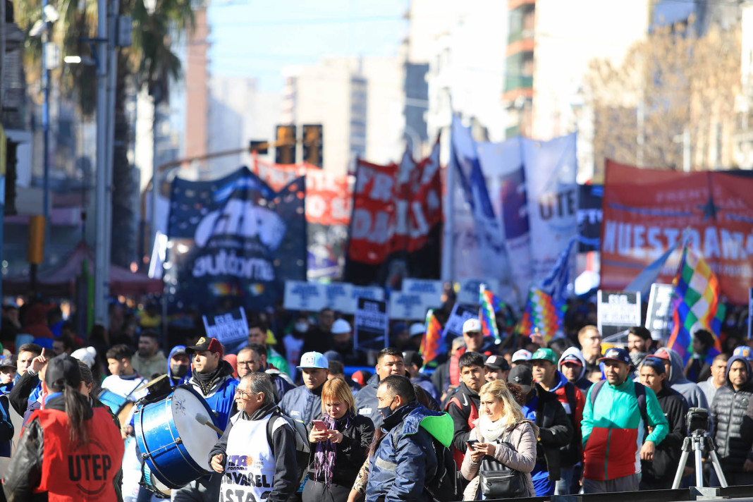 Organizaciones sociales realizan un acto en Avellaneda en reclamo del Salario Básico Universal - Foto: NA