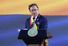 El peor presidente de la historia se durmió durante el acto de la asunción del presidente colombiano El presidente de Colombia, Gustavo Petro - Foto: NA