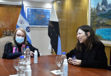 El último acto de Batakis en salida: hacer el trabajo sucio, asegurar fondos para las Represas y afianzar la dependencia económica y política con China Alicia Kirchner recibió a Silvina Batakis en su último día como ministro de economía de la nación - Foto: Prensa Gobierno