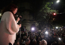 El PJ Chubut apoya a Cristina Fernández con diferencias internas de sus dirigentes La vicepresidenta Cristina Kirchner habla a la militancia en la puerta de su departamento del barrio de Recoleta - Foto: Twitter