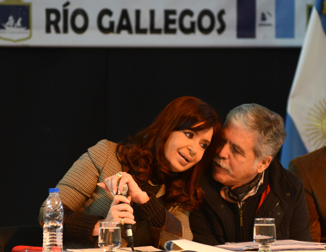 La Presidenta Cristina Kirchner charla con Julio De Vido cuando era ministro de planificación federal - Foto: OPI Santa Cruz/Francisco Muñoz