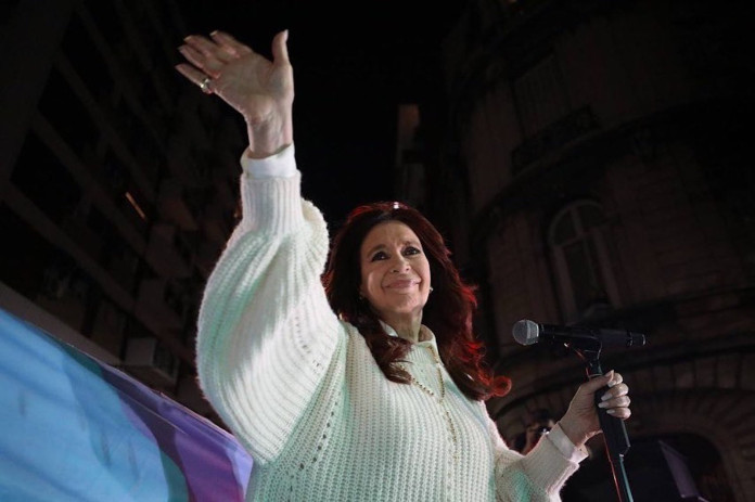La vicepresidenta Cristina Kirchner habla a la militancia en la puerta de su departamento del barrio de Recoleta - Foto: Twitter