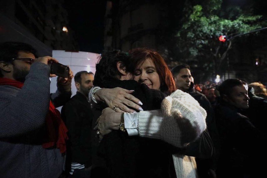 Cristina Kirchner saluda a los militantes -