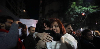Cristina Kirchner saluda a los militantes -
