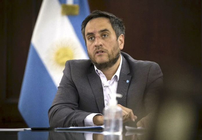 Denuncian que Juan Cabandié firmó un contrato millonario por un helicóptero que le alquiló a Francia