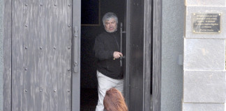 Lázaro Baéz abre la puerta del Mausoleo de la familia Kirchner a Cristina Fernández - Foto: OPI Santa Cruz/Francisco Muñoz