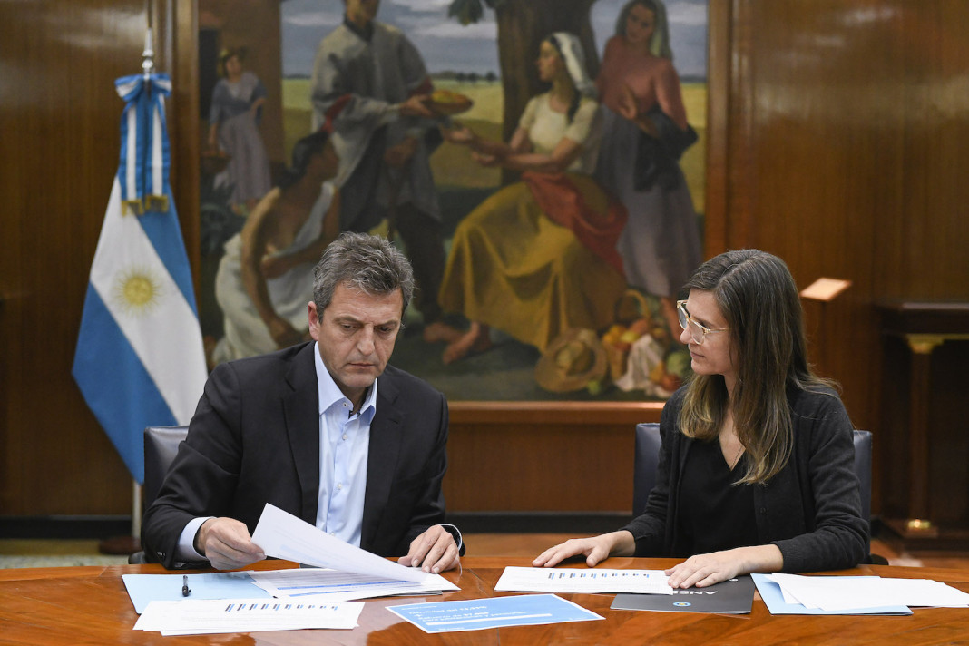 Fernanda Raverta y Sergio Massa, anunciaron hoy un aumento para jubilaciones, pensiones y asignaciones - Foto: Prensa Ministerio Economía
