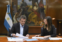 Desesperación del gobierno por aprobar la moratoria previsional de cara a las elecciones y a pesar de destruir (aún más) el ANSES Fernanda Raverta y Sergio Massa, anunciaron hoy un aumento para jubilaciones, pensiones y asignaciones - Foto: Prensa Ministerio Economía