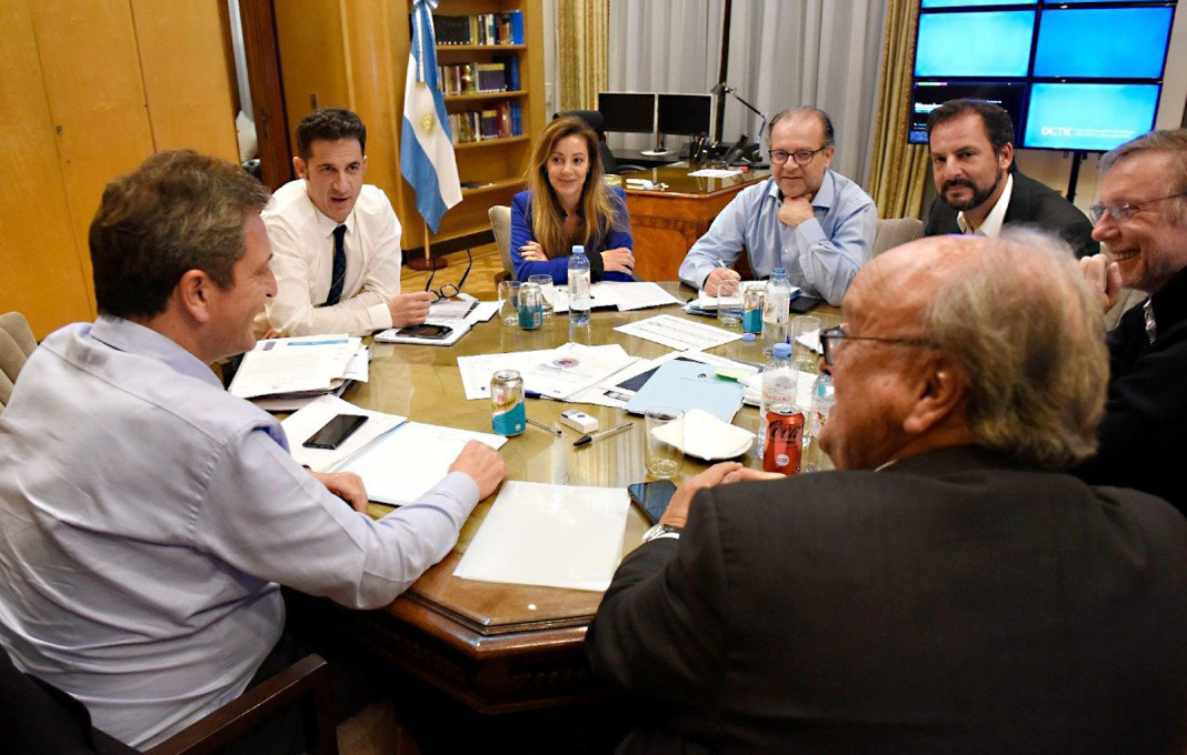 Sergio Massa reunido con su equipo económico - Foto: NA