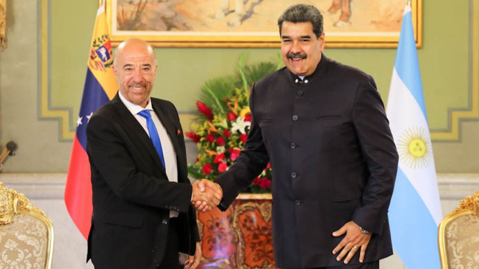 El embajador en Venezuela Oscar Laborde junto a Nicolás Maduro - Foto: Cancillería
