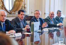 Con el Presidente a su lado, Sergio Massa pidió “ordenamiento fiscal” en la reunión de gabinete Reunión de Gabinete - Foto: NA