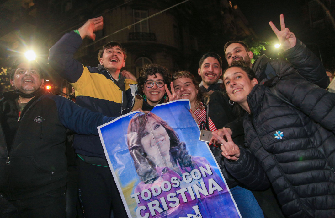 Militantes frente al departamento de Cristina Kirchner - Foto: NA