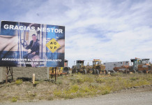 Un cartel agradece a Néstor Kirchner en predio de Vialidad en Río Gallegos - Foto: OPI Santa Cruz/Francisco Muñoz