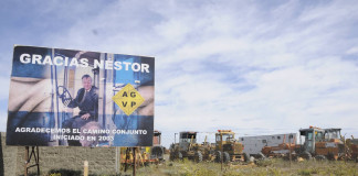 Un cartel agradece a Néstor Kirchner en predio de Vialidad en Río Gallegos - Foto: OPI Santa Cruz/Francisco Muñoz
