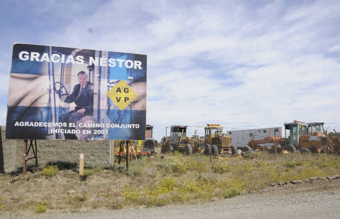 Un cartel agradece a Néstor Kirchner en predio de Vialidad en Río Gallegos - Foto: OPI Santa Cruz/Francisco Muñoz