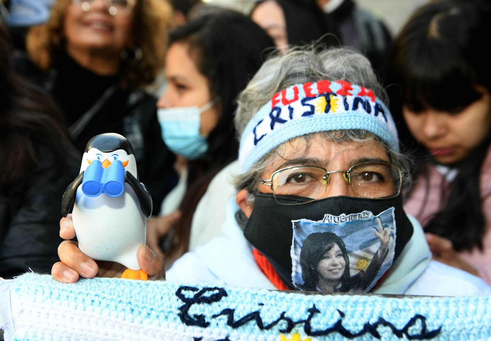 Simpatizantes de la vice presidenta Cristina Fernández de Kirchner la esperan en el Congreso de la Nación - Foto: NA