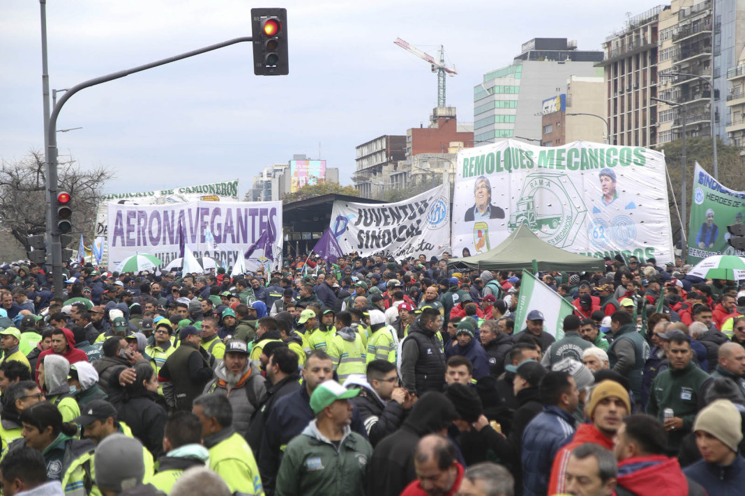 Movilización que covoca la cúpula de la CGT en el microcentro porteño - Foto: NA