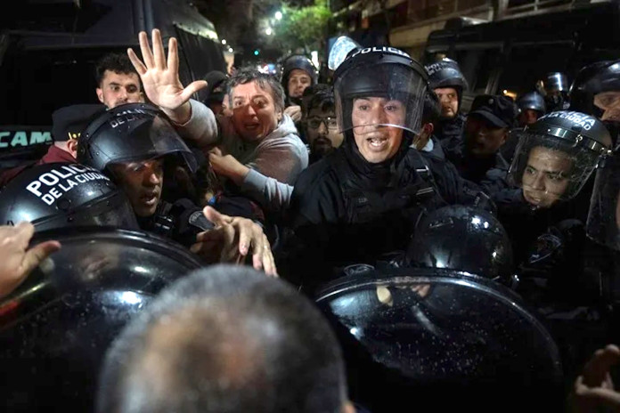Máximo Kirchner enfrentado con la policía -