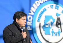 La campaña desesperada del “No se dieron cuenta” de Claudio Vidal. Le tira el fardo “a la política tradicional” pero en realidad busca aliarse con ella El Kirchnerista Claudio Vidal en la inauguración de una proveeduría en Río Gallegos - Foto: Prensa Vidal