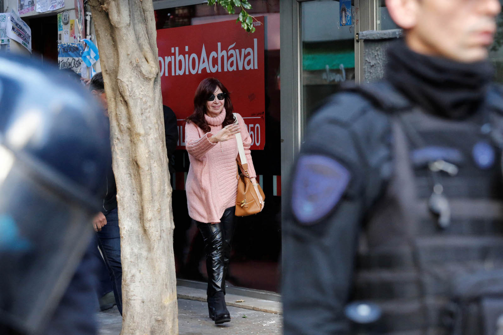 Cristina Kirchner sale de su departamento de la recoleta - Foto: NA