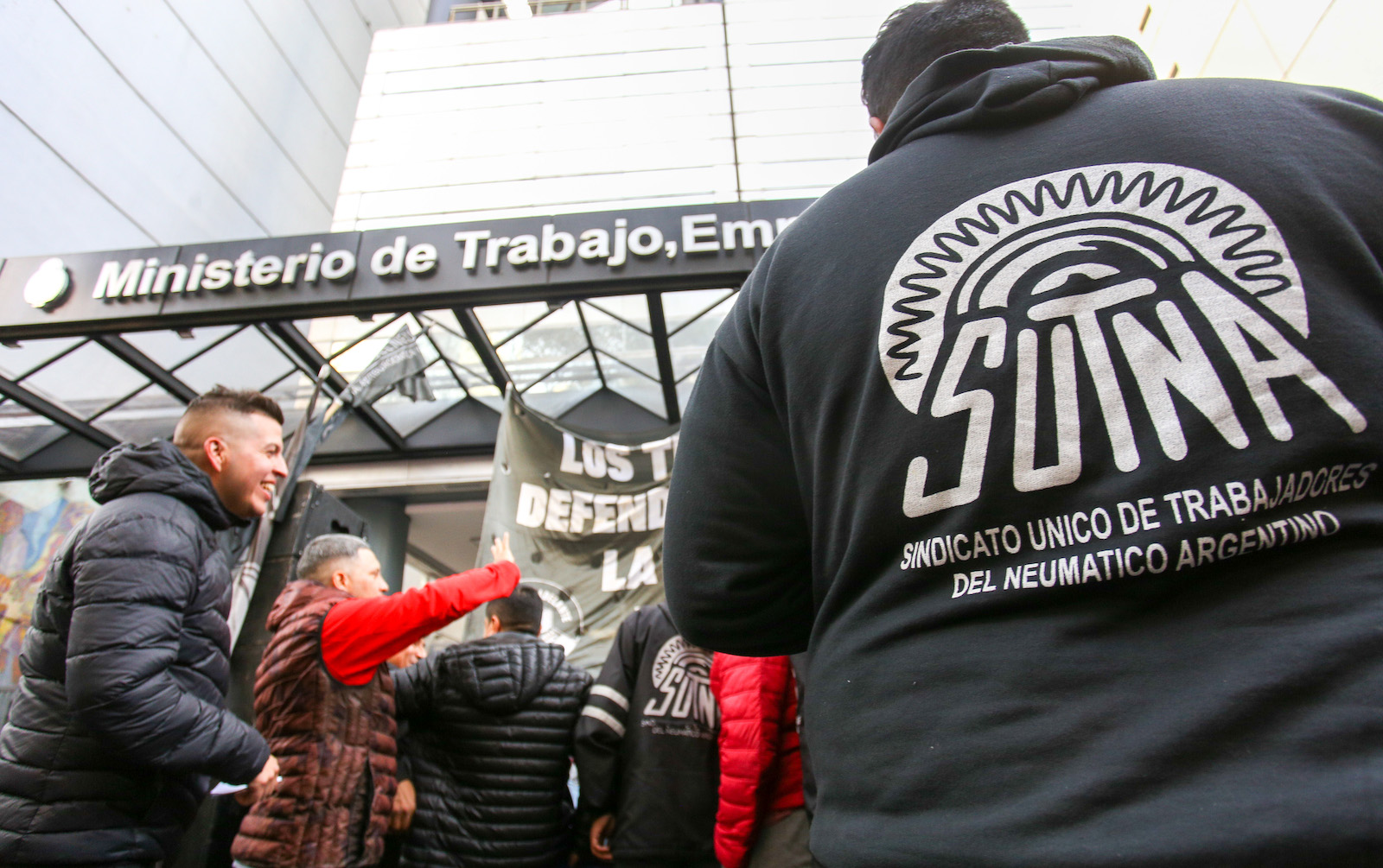 Trabajadores del neumático esperan frente al ministerio de Trabajo - Foto:NA