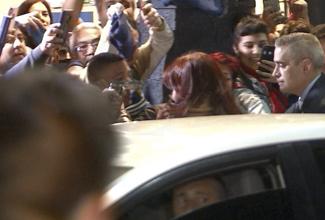 Cristina Kirchner es atacada con un arma - Foto: NA