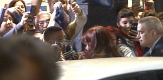 Cristina Kirchner es atacada con un arma - Foto: NA