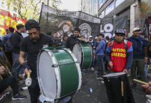 El Sindicato Unido de Trabajadores del Neumático de la Argentina (SUTNA) reclama en el ministerio de trabajo - Foto: NA