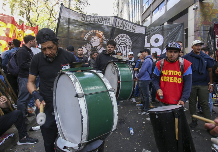El Sindicato Unido de Trabajadores del Neumático de la Argentina (SUTNA) reclama en el ministerio de trabajo - Foto: NA