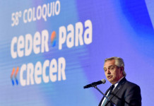 El Presidente y un mensaje a la interna en el Coloquio de IDEA: “Seré muy débil, pero el que afrontó la deuda con el Fondo se llama Alberto Fernández” El presidente Alberto Fernández habla en el cierre del 58° Coloquio de IDEA, en Mar del Plata - Foto: NA
