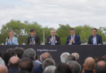 El Gobierno dará un bono similar al IFE, de $45.000 en dos cuotas y para grupos vulnerables El presidente Alberto Fernández en un acto esta tarde - Foto: Presidencia